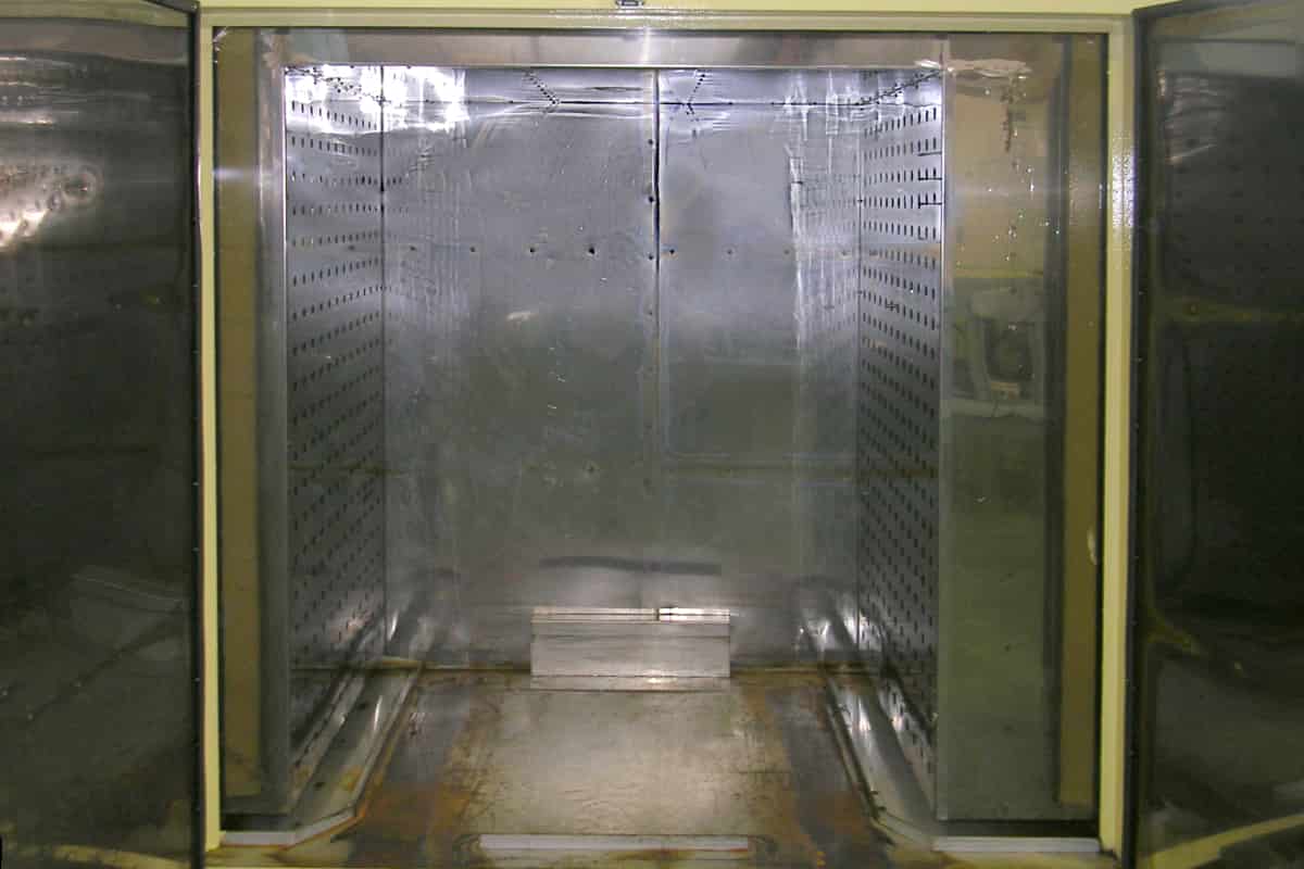 扉を開けた恒温槽の炉内