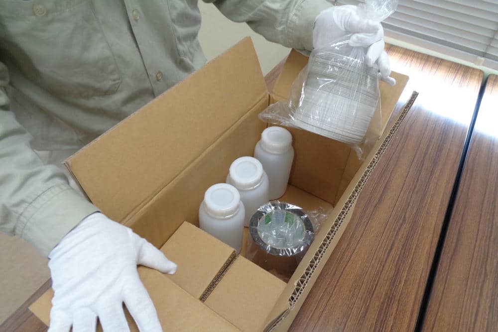 複数の部品を一つの箱に詰めるキット化作業