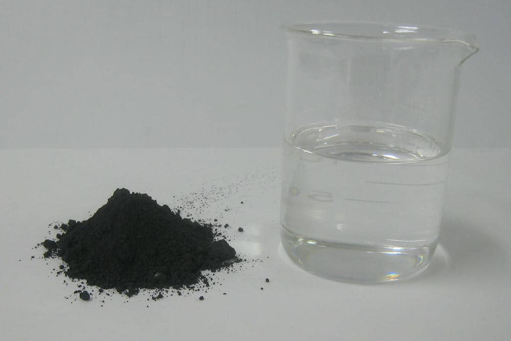 ミキサーに投入される前の粉末と液体の材料