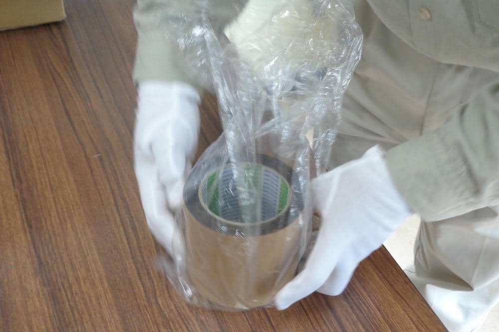 製品を袋に詰めている様子