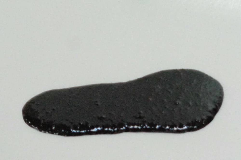 ロール処理前で粒子が粗くザラザラした状態のペースト