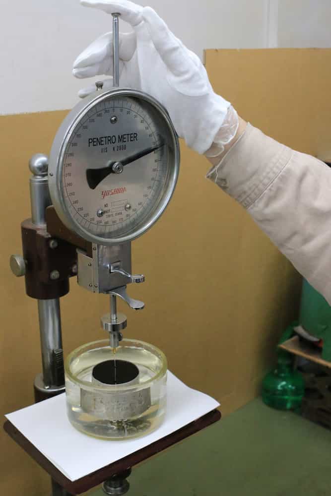 針入度計による針入度測定の作業