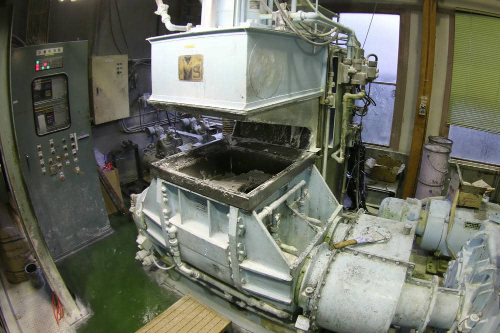 工場に設置された加圧ニーダー(混練機)