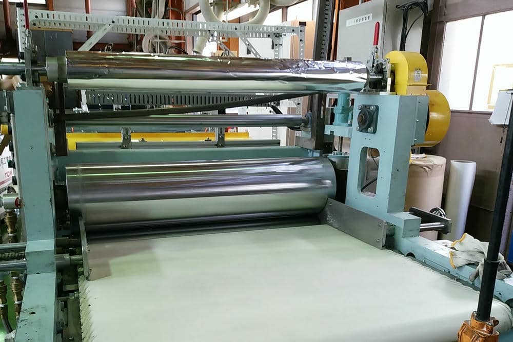 シート状の製品を成形する大型の設備